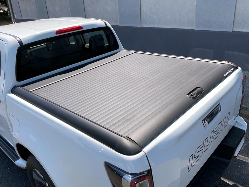 Ролетна щора RealTruck MRC2000 – черна – Isuzu D-Max D/C (2020+)