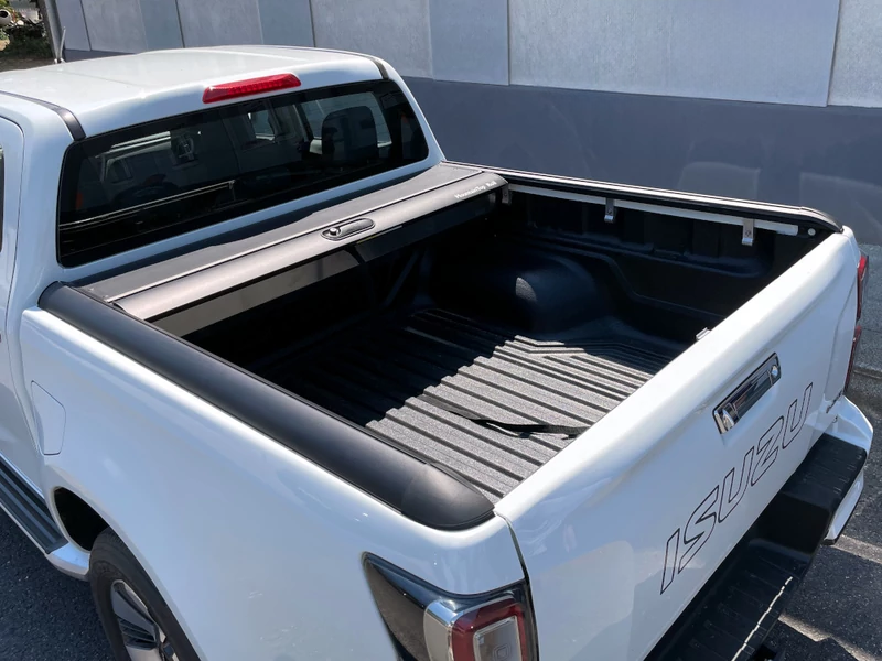 Ролетна щора RealTruck MRC2000 – черна – Isuzu D-Max D/C (2020+)