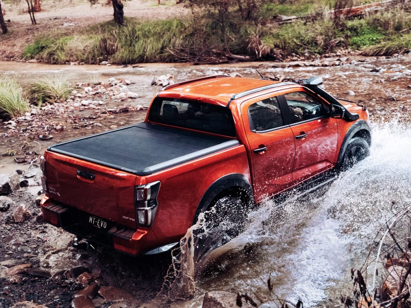 Ролетна щора RealTruck EVOm Manual – черна – Isuzu D-Max D/C (2020+)