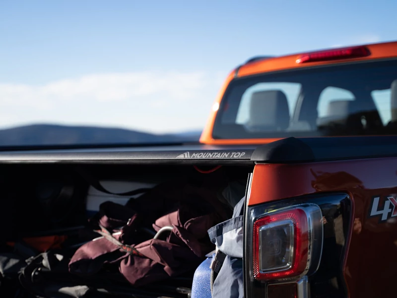 Ролетна щора RealTruck EVOm Manual – черна – Isuzu D-Max D/C (2020+)