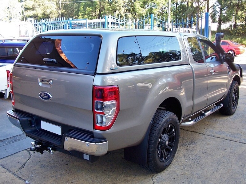 Хардтоп Aeroklas Stylish – изкачащ навън страничен прозорец – Ford E/C 2012-2022 (цветови вариации)