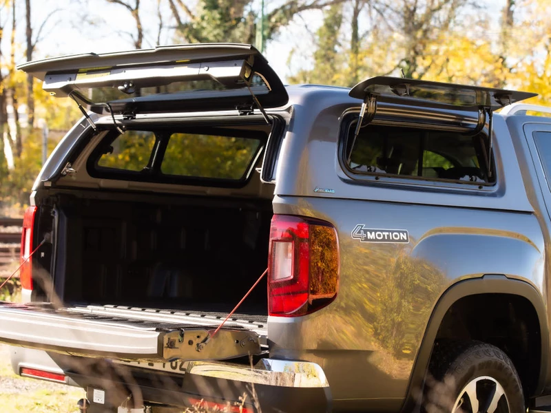 Хардтоп Aeroklas Stylish с прозорци, десен отваряем нагоре, ляв изкачащ навън – Amarok D/C 2023- цветови вариации