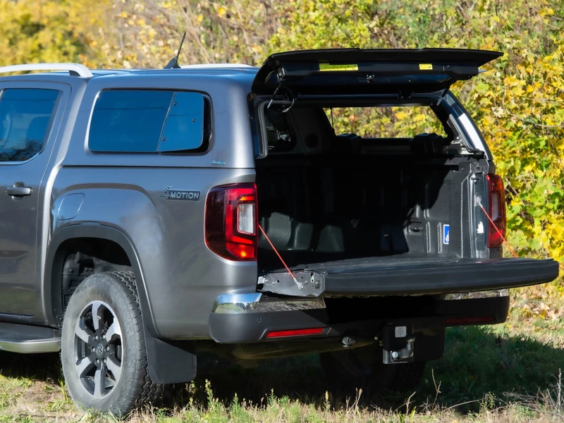 Хардтоп Aeroklas Stylish с прозорци, десен отваряем нагоре, ляв изкачащ навън – Amarok D/C 2023- цветови вариации