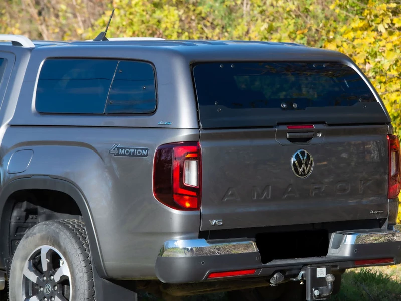 Хардтоп Aeroklas Stylish с прозорци, десен отваряем нагоре, ляв изкачащ навън – Amarok D/C 2023- цветови вариации
