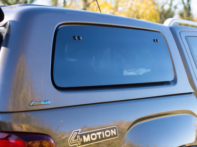 Хардтоп Aeroklas Stylish с прозорци, десен отваряем нагоре, ляв изкачащ навън – Amarok D/C 2023- цветови вариации