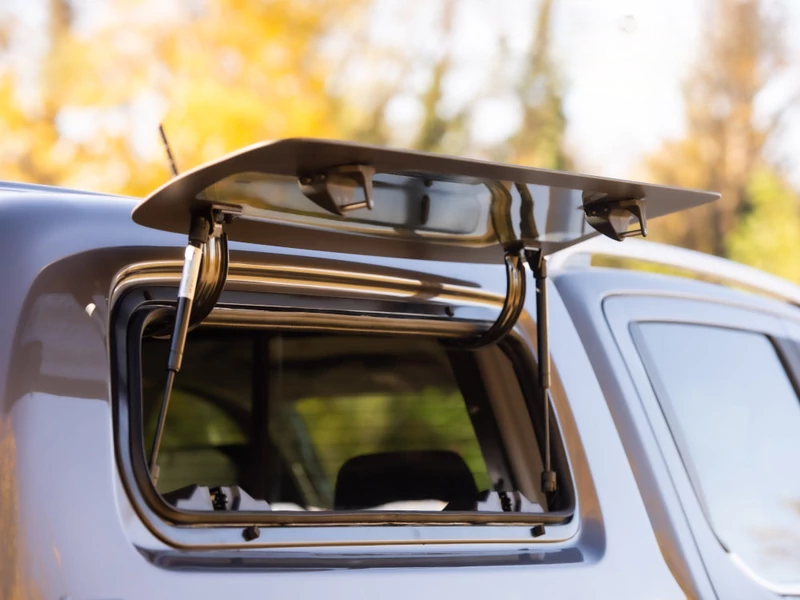 Хардтоп Aeroklas Stylish с прозорци, десен отваряем нагоре, ляв изкачащ навън – Amarok D/C 2023- цветови вариации