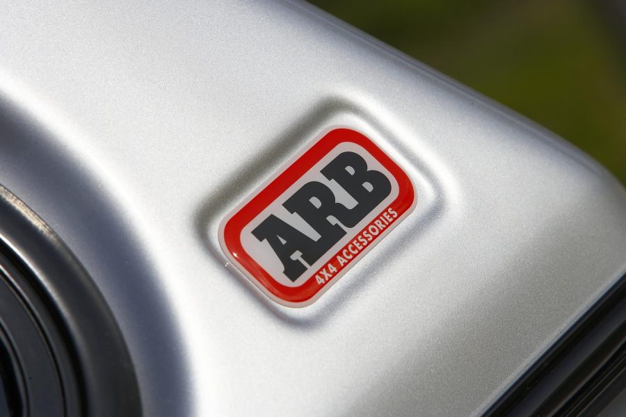 Хардтоп ARB Classic за Mitsubishi L200 Dual Cab (2015–2024) – повдигащ се десен прозорец и плъзгащ се ляв прозорец