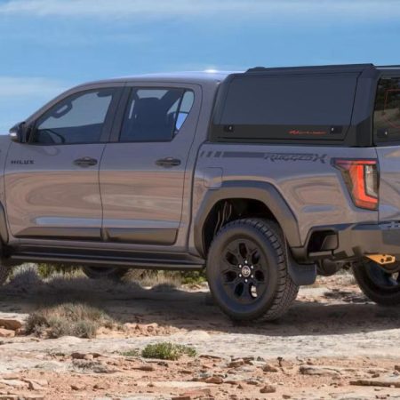 RhinoMan Xpedition Matt Black Алуминиев хардтоп за Toyota Hilux Double Cab (2026+) – Повдигащи се странични капаци и повдигащ се заден прозорец