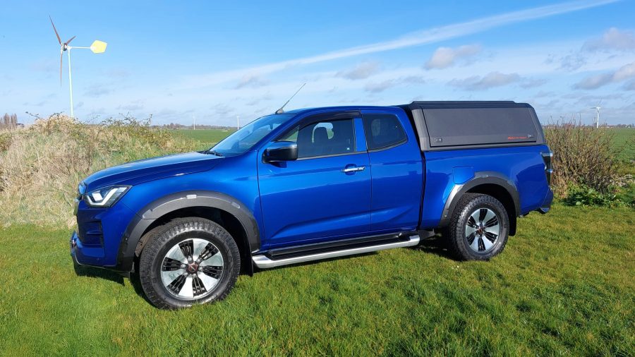 RhinoMan Xpedition Matt Black Алуминиев хардтоп за Isuzu D-Max Extra Cab (2020–2024) – Повдигащи се странични капаци и повдигащ се заден прозорец