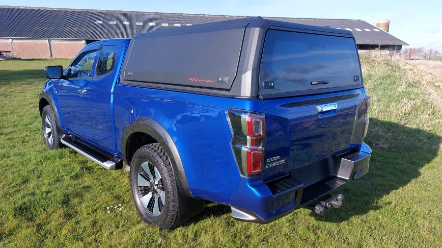 RhinoMan Xpedition Matt Black Алуминиев хардтоп за Isuzu D-Max Extra Cab (2020–2024) – Повдигащи се странични капаци и повдигащ се заден прозорец