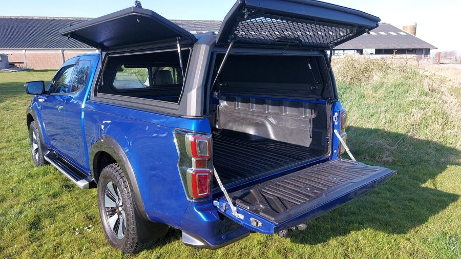 RhinoMan Xpedition Matt Black Алуминиев хардтоп за Isuzu D-Max Extra Cab (2020–2024) – Повдигащи се странични капаци и повдигащ се заден прозорец