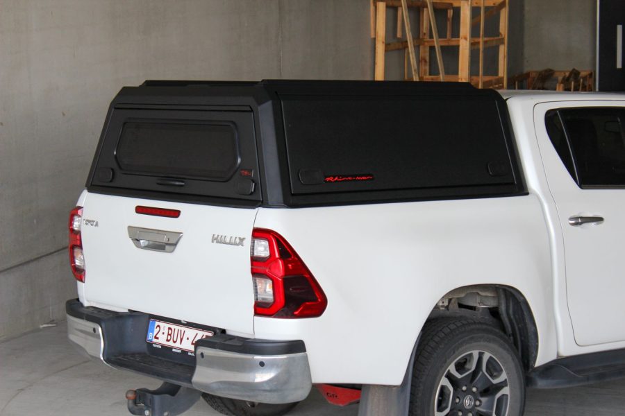 RhinoMan LX Matt Black Алуминиев хардтоп за Toyota Hilux Double Cab (2016–2025) – Повдигащи се странични капаци и повдигащ се заден прозорец