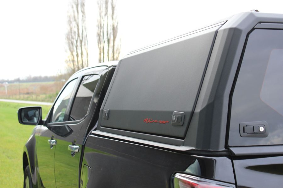 RhinoMan Xpedition Matt Black Алуминиев хардтоп за Isuzu D-Max Double Cab (2025+) – Повдигащи се странични капаци и повдигащ се заден прозорец
