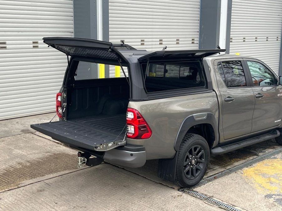 RhinoMan Xtreme Matt Black Алуминиев хардтоп за Toyota Hilux Double Cab (2016–2025) – Повдигащи се странични прозорци и повдигащ се заден прозорец