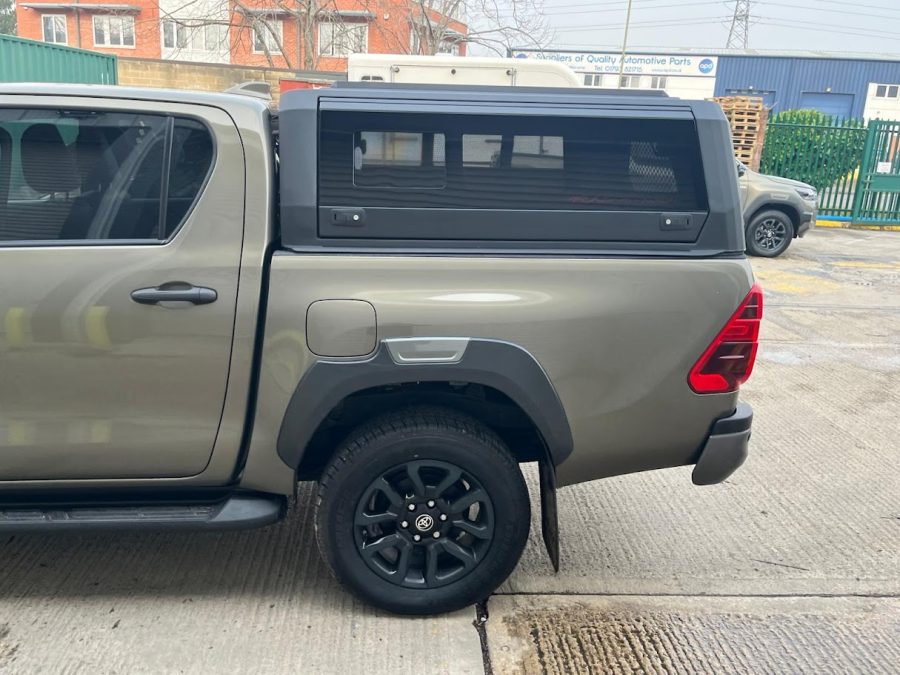 RhinoMan Xtreme Matt Black Алуминиев хардтоп за Toyota Hilux Double Cab (2016–2025) – Повдигащи се странични прозорци и повдигащ се заден прозорец