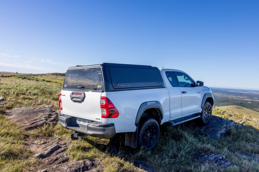 RhinoMan Xpedition Matt Black Алуминиев хардтоп за Toyota Hilux Extra Cab (2016–2025) – Повдигащи се странични капаци и повдигащ се заден прозорец