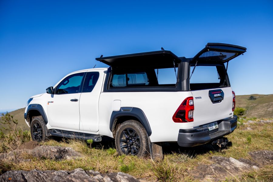 RhinoMan Xpedition Matt Black Алуминиев хардтоп за Toyota Hilux Extra Cab (2016–2025) – Повдигащи се странични капаци и повдигащ се заден прозорец