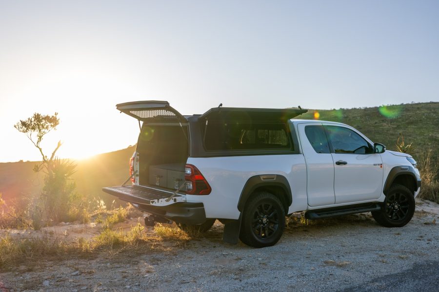 RhinoMan Xpedition Matt Black Алуминиев хардтоп за Toyota Hilux Extra Cab (2016–2025) – Повдигащи се странични капаци и повдигащ се заден прозорец