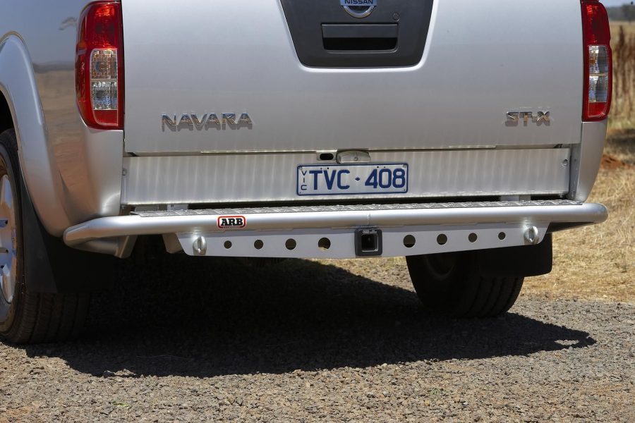Задна броня със стъпало и теглич ARB Deluxe – Nissan Navara D40 (2005–2015)